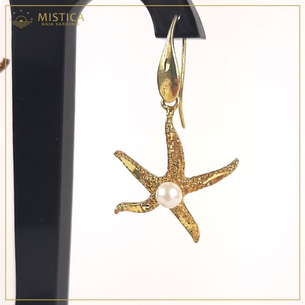Orecchino in argento 925% in bagno oro con chiusura a monachella, con stella marina martellata a mano e perla.
