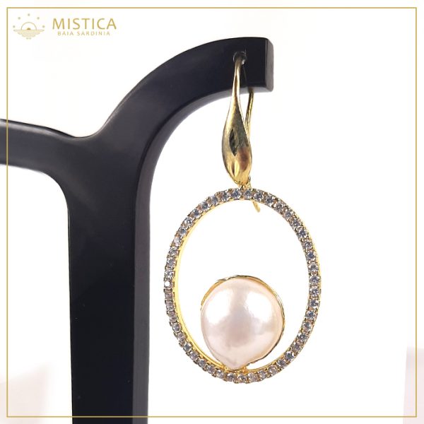 Orecchino in argento 925% in bagno oro con chiusura a monachella, pendente ovale zirconato e perla scaramazza.