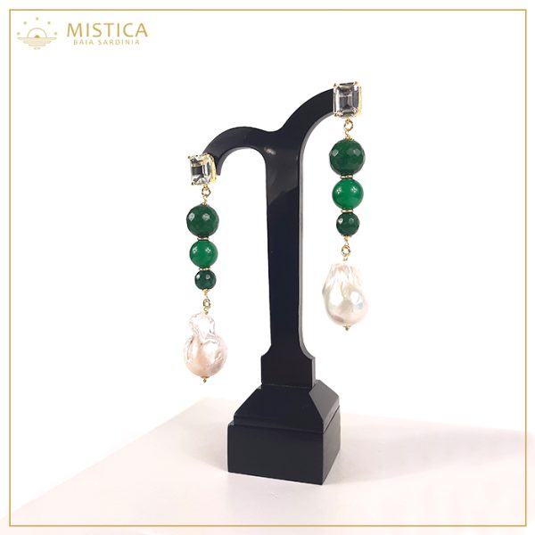 Orecchino pendente con top decorativo in cristallo bianco su chiusura a perno, sfere in agata verde e perle scaramazze.