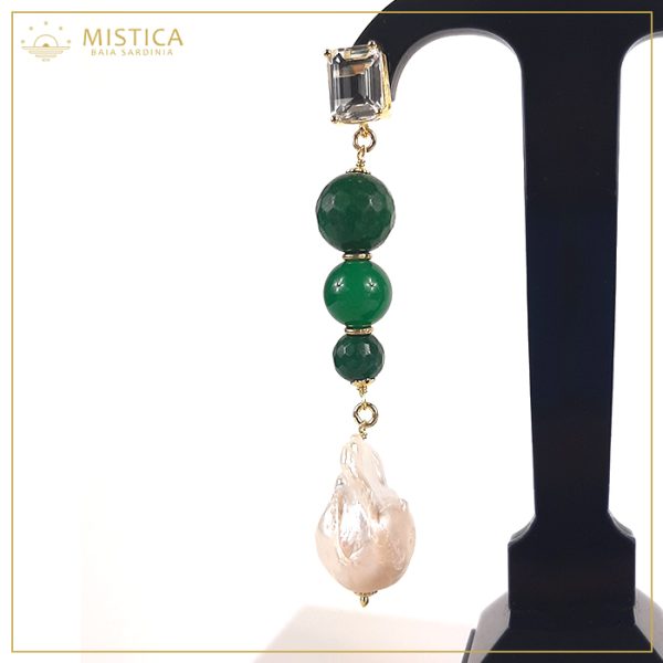 Orecchino pendente con top decorativo in cristallo bianco su chiusura a perno, sfere in agata verde e perle scaramazze.