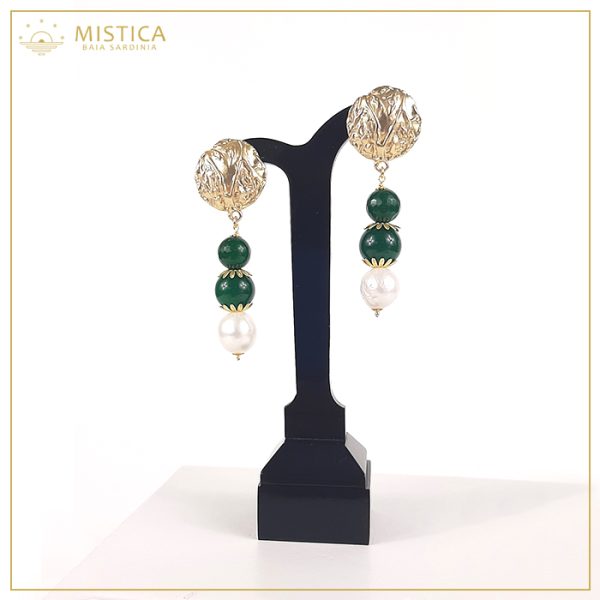 Orecchino pendente con top decorativo in cristallo bianco su chiusura a clip in zama, sfere in agata verde e perle scaramazze.