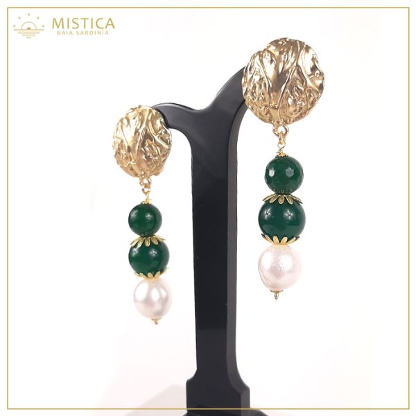 Orecchino pendente con top decorativo su chiusura a clip in zama, sfere in agata verde e perle scaramazze.