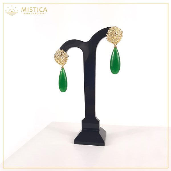 Orecchino pendente con top decorativo in argento 925% bagno oro su chiusura a perno e gocce in giada verde .