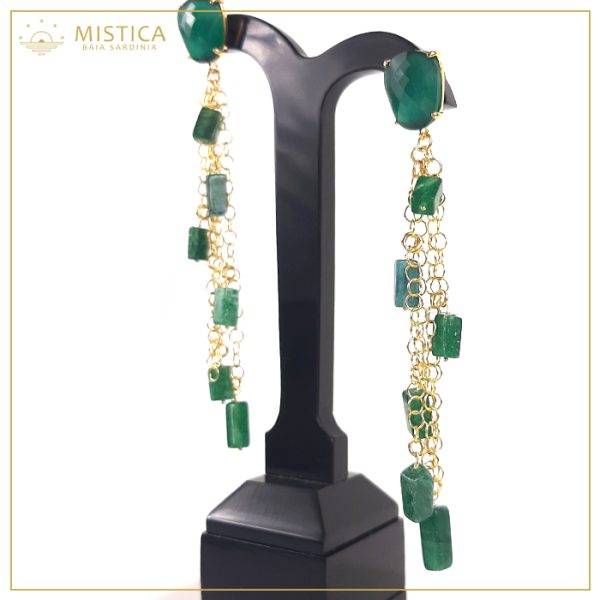 Orecchino pendente con top decorativo in cristallo verde su chiusura a perno, elementi di giada e catene in argento 925% in bagno oro.