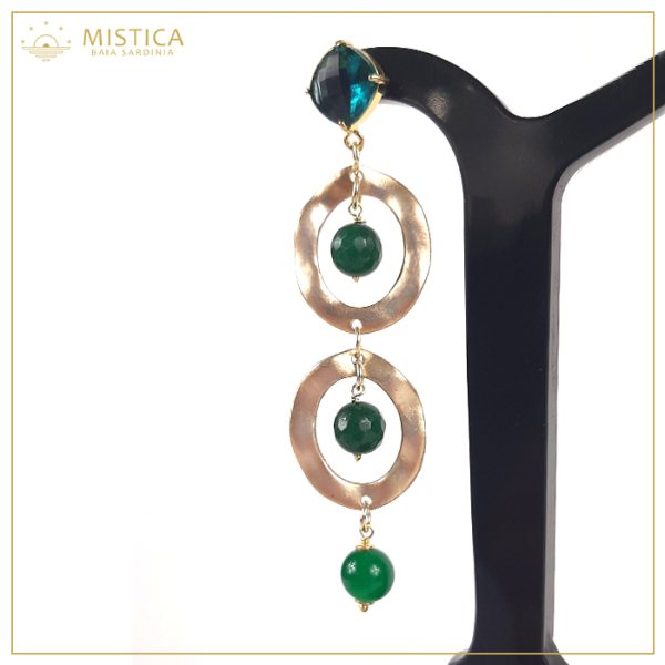 Orecchino pendente con top decorativo in cristallo verde su chiusura a perno, elementi in zama e sfere di agata verde.
