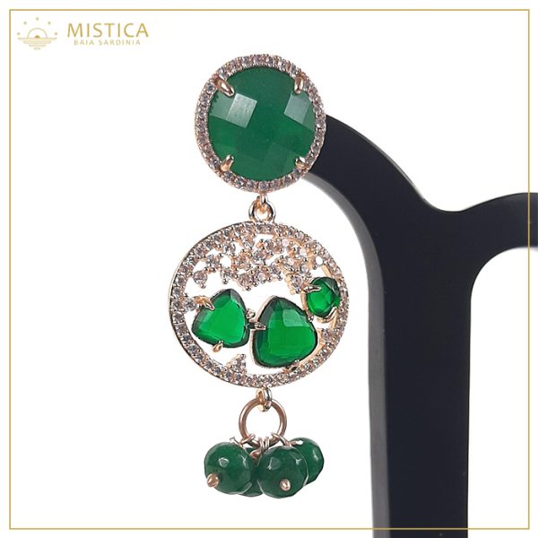 Orecchino pendente con top decorativo in cristallo verde e bordo zirconato su chiusura a perno, elementi in cristalli verdi, zirconi e sfere di agata verde.