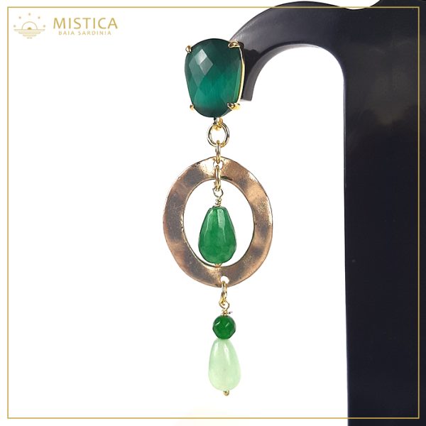 Orecchino pendente con top decorativo in cristallo verde su chiusura a perno, elementi in zama e agata verde.