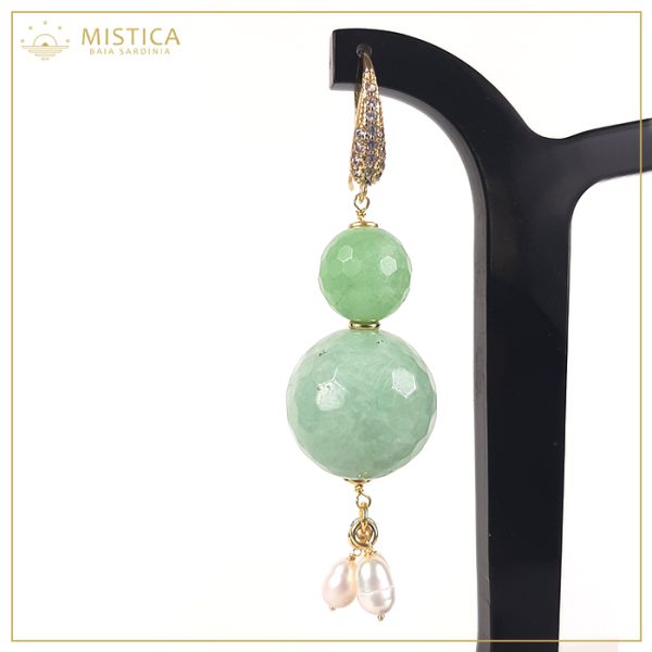 Orecchino pendente con top in argento 925% bagno oro zirconato con chiusura a monachella, elementi in agata verde e perle.