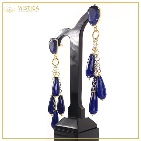 Orecchino pendente con top decorativo in cristallo blu con chiusura a perno, gocce sfaccettate in agata blu e catene in argento 925% bagno oro.