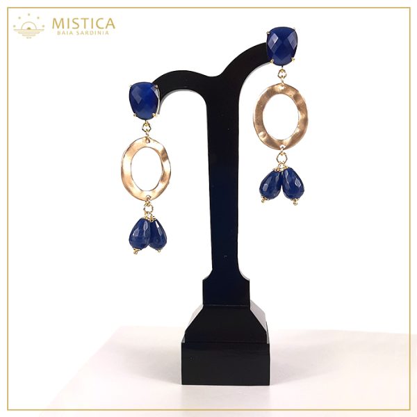 Orecchino pendente con top decorativo in cristallo blu notte e chiusura a perno, elementi in zama e agata blu.