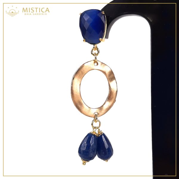 Orecchino pendente con top decorativo in cristallo blu notte e chiusura a perno, elementi in zama e agata blu.