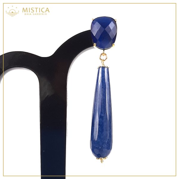 Orecchino pendente con top decorativo in cristallo blu notte e chiusura a perno, gocce sfaccettate di agata blu.