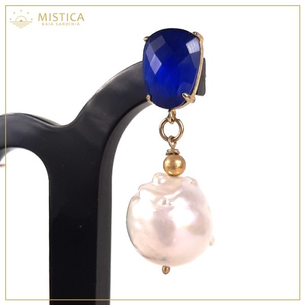 Orecchino pendente con top decorativo in cristallo blu notte, chiusura a perno e perla scaramazza.