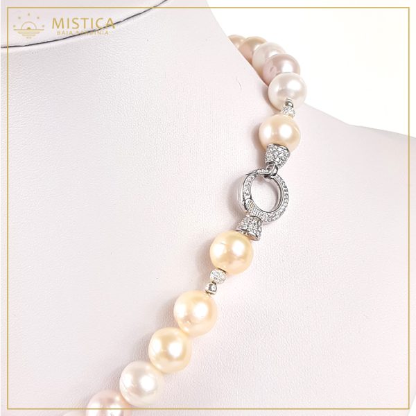 Girocollo di perle scaramazze con 4 nuance di colori, chiusura gioiello in argento 925% zirconato. Lunghezza massima 46cm.