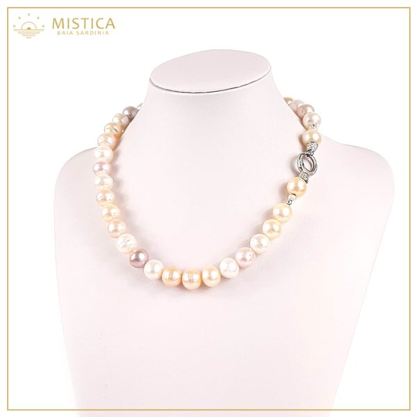 Girocollo di perle scaramazze con 4 nuance di colori, chiusura gioiello in argento 925% zirconato. Lunghezza massima 46cm.