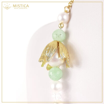 Collana modello chanel di perle e agata verde con catena in argento 925% bagno oro e decorazione in zama . Lunghezza massima 72cm regolabile.