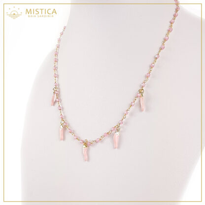 Collana girocollo a lavorazione rosario in argento 925% bagno oro e cristalli rosa, con charms a cornetto smaltati .