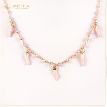 Collana girocollo a lavorazione rosario in argento 925% bagno oro e cristalli rosa, con charms a cornetto smaltati .
